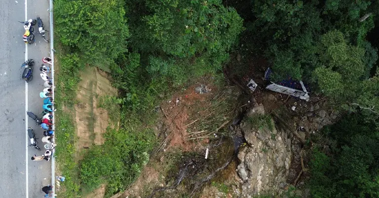 খাদে পড়া স্কুলবাস